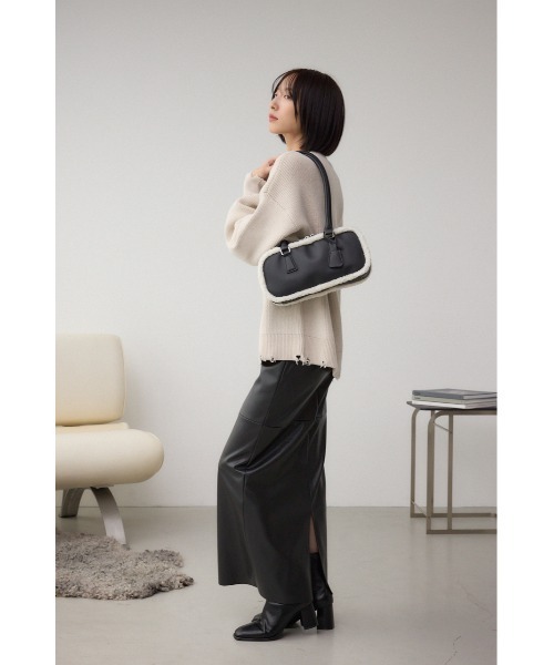 AZUL by moussy(アズールバイマウジー)の「フェイクムートンスクエアトートバッグ(ハンドバッグ・レディース・ブラック/キャメル・FREE)」の5枚目の写真