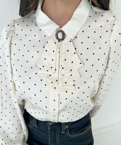 an another angelus（アンアナザーアンジェラス）の「ブローチ付きドットブラウス/fint フィント（シャツ/ブラウス・レディース・ブラック×ホワイト/ホワイト×ブラック・FREE）」の5枚目の写真