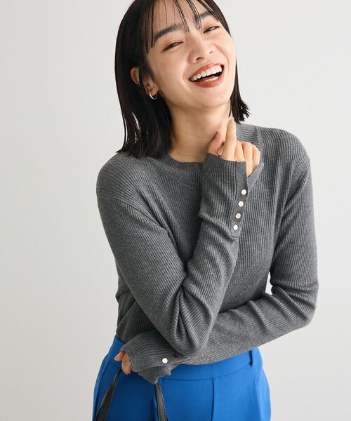 Green　Parks（グリーンパークス）の「袖口金釦リブニットプルオーバー（ニット/セーター・レディース・ボルドー/ダークネイビー/イエロー/ライトベージュ/杢グレー/その他7・FREE）」の2枚目の写真