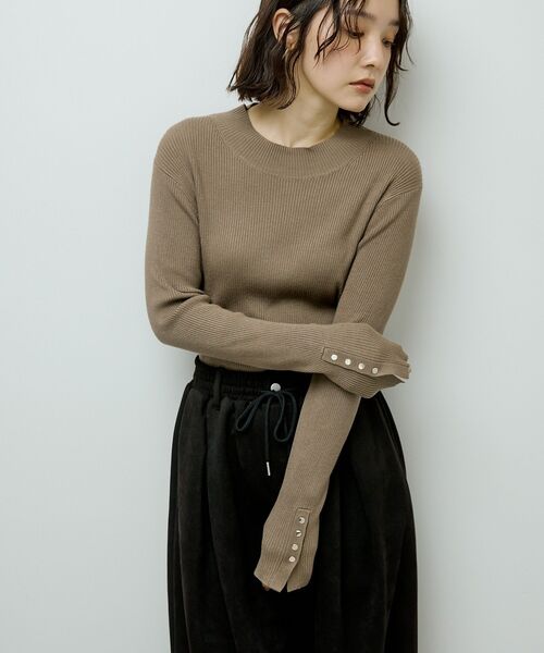 Green　Parks（グリーンパークス）の「袖口金釦リブニットプルオーバー（ニット/セーター・レディース・ボルドー/ダークネイビー/イエロー/ライトベージュ/杢グレー/その他7・FREE）」の3枚目の写真