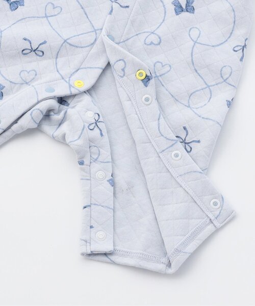 Ampersand(アンパサンド)の「【リンク】リボン柄ニットキルトカバーオール(ロンパース・キッズ・オフホワイト/サックスブルー・60/70/80)」の8枚目の写真