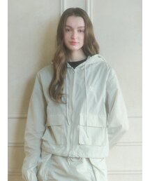 SALT AND CHOCOLATE（ソルトアンドチョコレート）の「Outpocket nylon hooded zip-up light beige 4W241Y001（パーカー）」