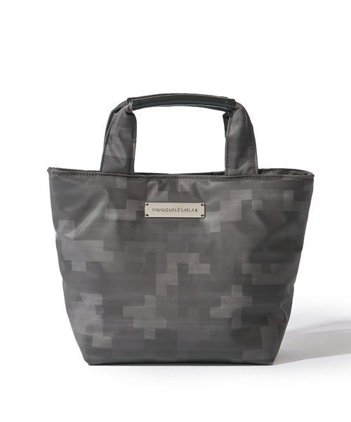 1PIU1UGUALE3 RELAX (ウノピゥウノウグァーレトレ リラックス)の「【1PIU1UGUALE3 RELAX】別注ドライビングバッグ / シルバーロゴプレートミニバッグ(トートバッグ・メンズ・ブラック/カモフラージュ・FREE)」の4枚目の写真
