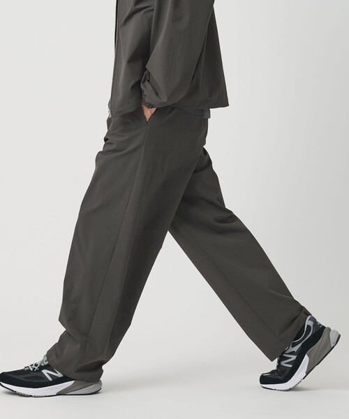 BEAUTY&YOUTH UNITED ARROWS(ビューティーアンドユースユナイテッドアローズ)の「360°MASTER バギー イージーパンツ NO.12 セットアップ対応 撥水 ストレッチ ウォッシャブル(その他パンツ・メンズ・ダークグレー/ベージュ/ブラック・S/M/L/XL)」の2枚目の写真