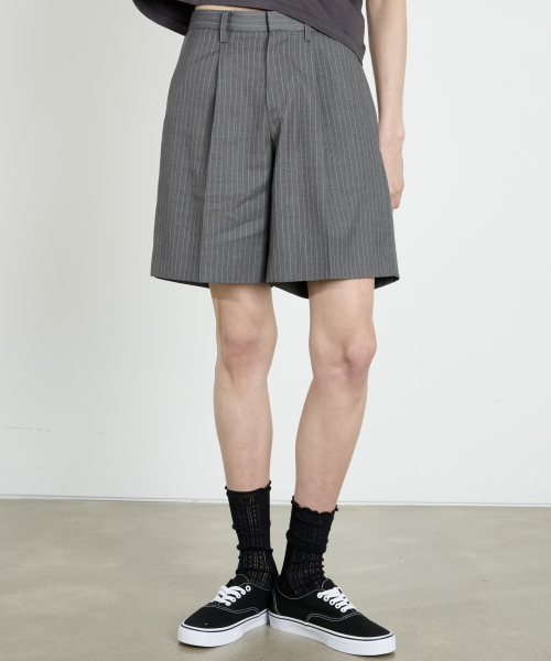 DUSTYWHITE(ダスティーホワイト)の「グレー ピンストライプ ショートパンツ(その他パンツ・メンズ・その他・SMALL/MEDIUM/LARGE)」の1枚目の写真