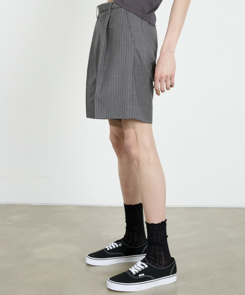 DUSTYWHITE(ダスティーホワイト)の「グレー ピンストライプ ショートパンツ(その他パンツ・メンズ・その他・SMALL/MEDIUM/LARGE)」の2枚目の写真