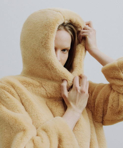 MOLLIOLLI（モリオリ）の「COMELY HUG フードパーカー ジップアップ フェイクファーコート [ピーチ]（ムートンコート・レディース・その他・SMALL）」の3枚目の写真