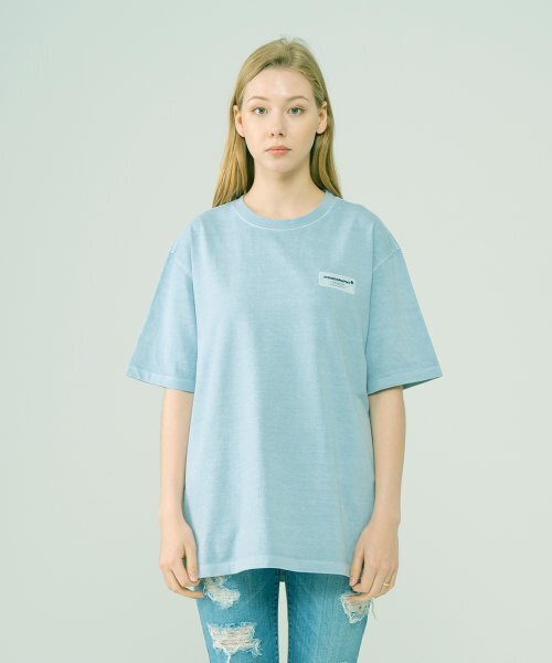 ICONOGRAPHY(アイコノグラフィー)の「PIGMENT LABEL TAGLINE RSBL(Tシャツ/カットソー・レディース・スカイブルー・MEDIUM/LARGE)」の4枚目の写真