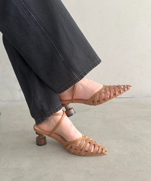 MYMOOD.（マイムード）の「ポインテッドトゥ グルカサンダル ウッドヒール（サンダル・レディース・ブラック/アイボリー/キャメル・23.5cm/24.5cm）」の3枚目の写真