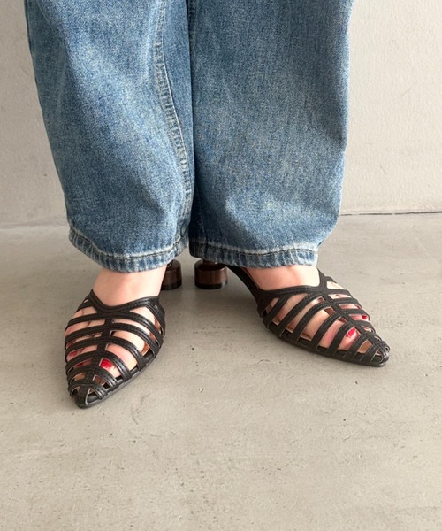 MYMOOD.（マイムード）の「ポインテッドトゥ グルカサンダル ウッドヒール（サンダル・レディース・ブラック/アイボリー/キャメル・23.5cm/24.5cm）」の9枚目の写真