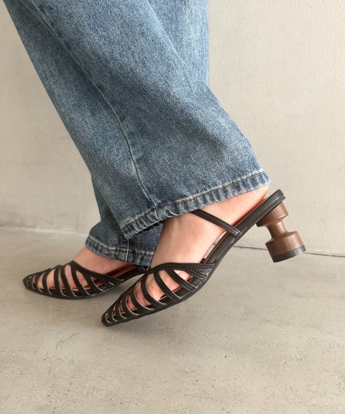 MYMOOD.（マイムード）の「ポインテッドトゥ グルカサンダル ウッドヒール（サンダル・レディース・ブラック/アイボリー/キャメル・23.5cm/24.5cm）」の10枚目の写真