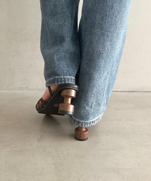 MYMOOD.（マイムード）の「ポインテッドトゥ グルカサンダル ウッドヒール（サンダル・レディース・ブラック/アイボリー/キャメル・23.5cm/24.5cm）」の12枚目の写真