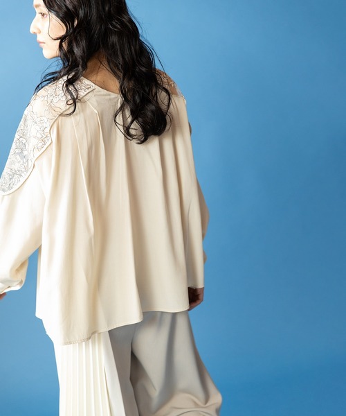 OSMOSIS(オズモーシス)の「2WAYレース切替ブラウス(シャツ/ブラウス・レディース・ブラック/ブルーグレー/アイボリー・ONE SIZE)」の10枚目の写真