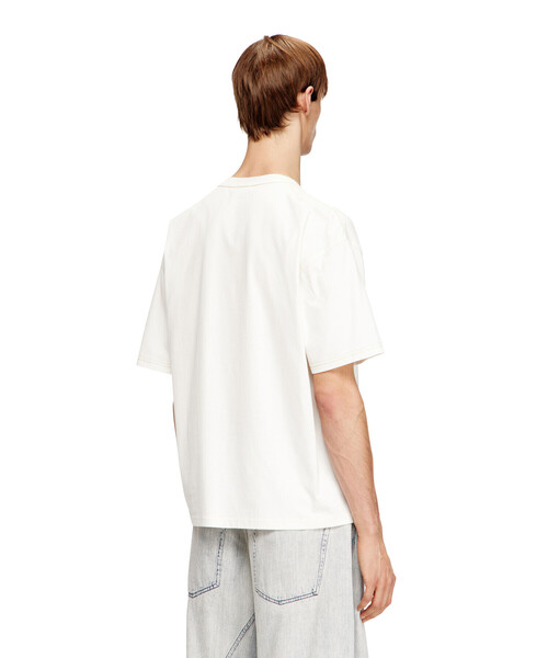 DIESEL(ディーゼル)の「メンズ リラックスフィットTシャツ T-BOXT-V3(Tシャツ/カットソー・メンズ・ホワイト/ブラック・XX-LARGE/X-SMALL/SMALL/X-LARGE/XXX-LARGE/LARGE/MEDIUM)」の3枚目の写真
