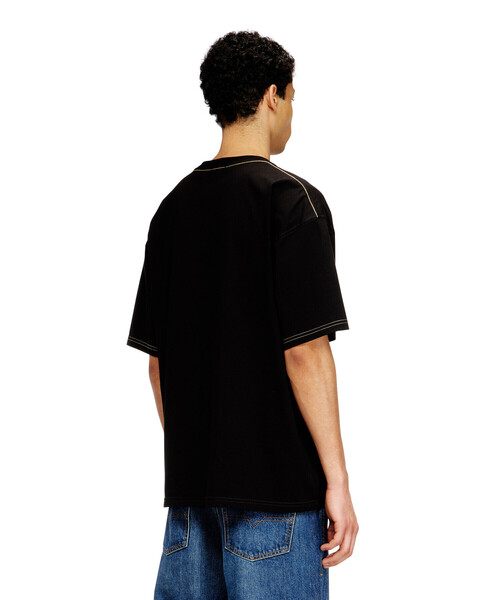 DIESEL(ディーゼル)の「メンズ リラックスフィットTシャツ T-BOXT-V3(Tシャツ/カットソー・メンズ・ホワイト/ブラック・XX-LARGE/X-SMALL/SMALL/X-LARGE/XXX-LARGE/LARGE/MEDIUM)」の7枚目の写真