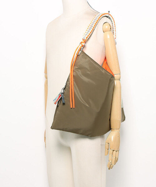cheek(BAG)(チーク)の「neon handle TA shoulder / ワンショルダーバッグ(ショルダーバッグ・レディース・グレー/キャメル/ブラック・FREE)」の8枚目の写真