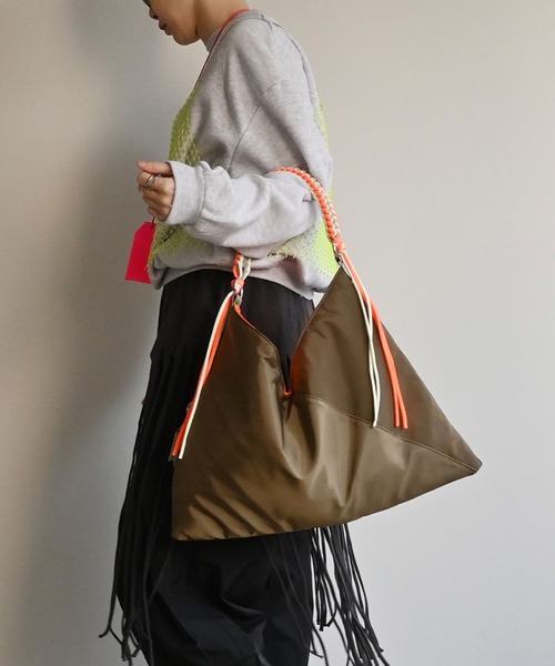 cheek(BAG)(チーク)の「neon handle TA shoulder / ワンショルダーバッグ(ショルダーバッグ・レディース・グレー/キャメル/ブラック・FREE)」の3枚目の写真