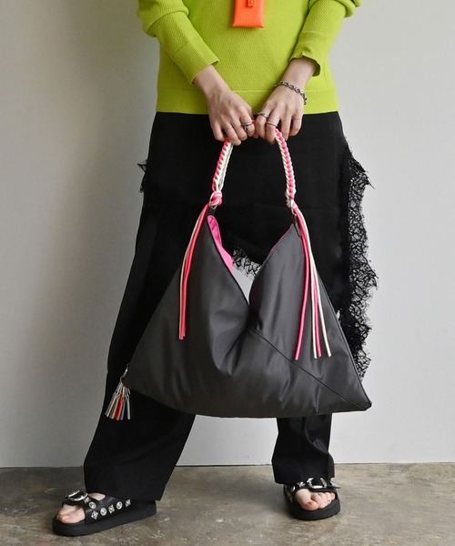 cheek(BAG)(チーク)の「neon handle TA shoulder / ワンショルダーバッグ(ショルダーバッグ・レディース・グレー/キャメル/ブラック・FREE)」の1枚目の写真