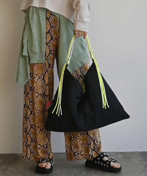 cheek(BAG)(チーク)の「neon handle TA shoulder / ワンショルダーバッグ(ショルダーバッグ・レディース・グレー/キャメル/ブラック・FREE)」の2枚目の写真