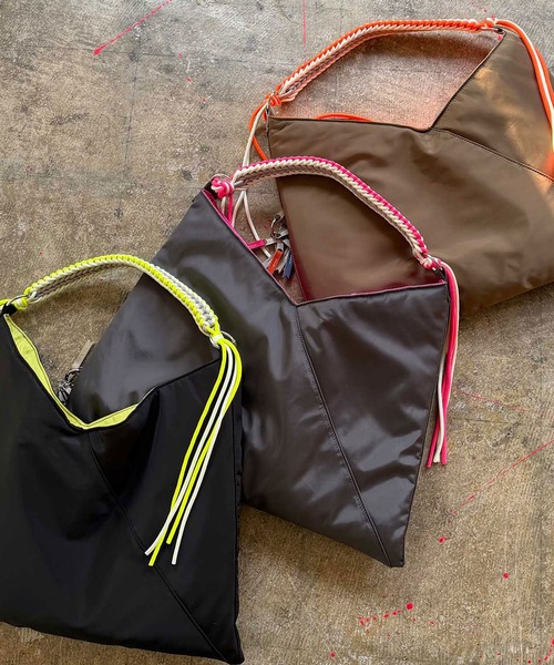cheek(BAG)(チーク)の「neon handle TA shoulder / ワンショルダーバッグ(ショルダーバッグ・レディース・グレー/キャメル/ブラック・FREE)」の13枚目の写真