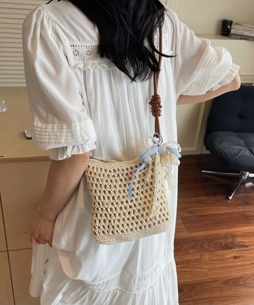 Beststore(ベストストア)の「リボン&パールチャーム付き クロシェ編みショルダーバッグ(ショルダーバッグ・レディース・モカ/アイボリー/アイボリー系・FREE)」の1枚目の写真