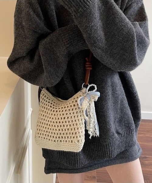 Beststore(ベストストア)の「リボン&パールチャーム付き クロシェ編みショルダーバッグ(ショルダーバッグ・レディース・モカ/アイボリー/アイボリー系・FREE)」の4枚目の写真
