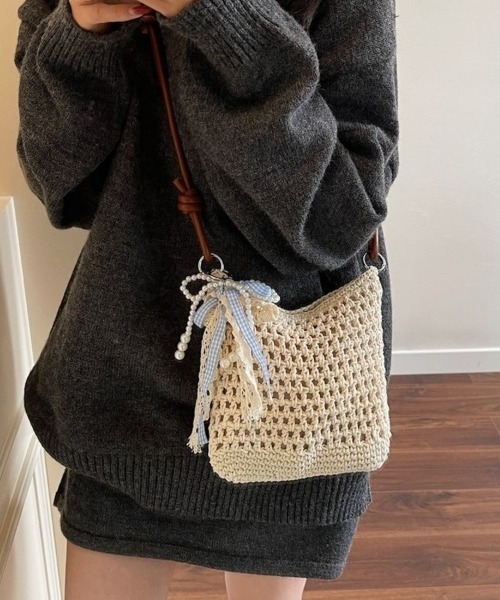 Beststore(ベストストア)の「リボン&パールチャーム付き クロシェ編みショルダーバッグ(ショルダーバッグ・レディース・モカ/アイボリー/アイボリー系・FREE)」の5枚目の写真