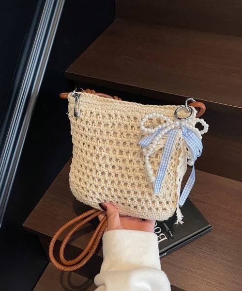 Beststore(ベストストア)の「リボン&パールチャーム付き クロシェ編みショルダーバッグ(ショルダーバッグ・レディース・モカ/アイボリー/アイボリー系・FREE)」の8枚目の写真