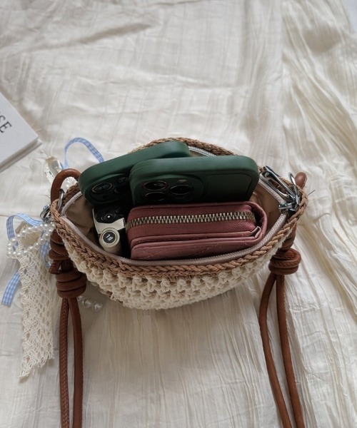 Beststore(ベストストア)の「リボン&パールチャーム付き クロシェ編みショルダーバッグ(ショルダーバッグ・レディース・モカ/アイボリー/アイボリー系・FREE)」の10枚目の写真