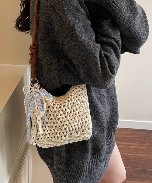 Beststore(ベストストア)の「リボン&パールチャーム付き クロシェ編みショルダーバッグ(ショルダーバッグ・レディース・モカ/アイボリー/アイボリー系・FREE)」の6枚目の写真