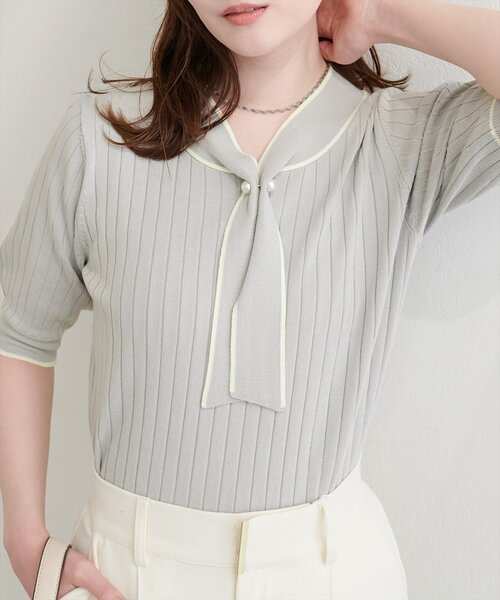 natural couture(ナチュラルクチュール)の「パール付きボータイバイカラーニット(ニット/セーター・レディース・オフホワイト/サックスブルー/ピンク/ネイビー/ラベンダー・FREE)」の4枚目の写真