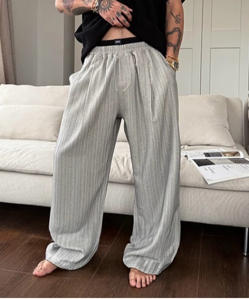 DOUBLE STEAL（ダブルスティール）の「DSワイドシルエットストライプドレープイージーパンツ（その他パンツ・メンズ・チャコールグレー/グレー・X-LARGE/LARGE/MEDIUM）」の2枚目の写真