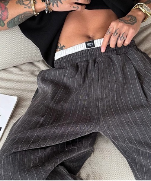 DOUBLE STEAL（ダブルスティール）の「DSワイドシルエットストライプドレープイージーパンツ（その他パンツ・メンズ・チャコールグレー/グレー・X-LARGE/LARGE/MEDIUM）」の4枚目の写真