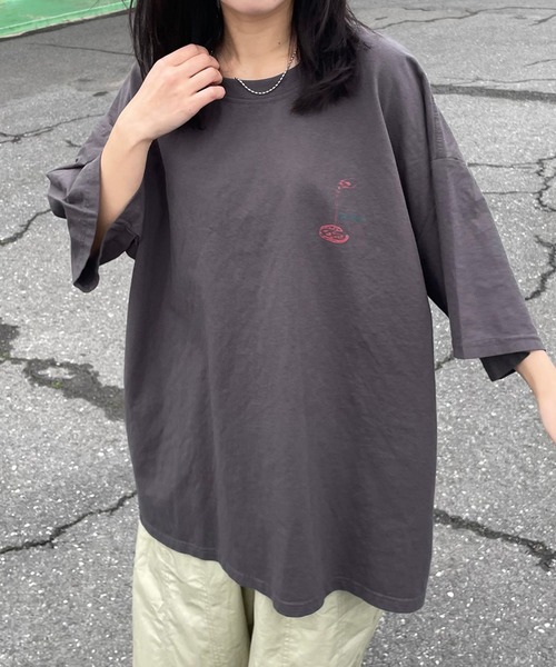 CRB(シーアールビー)の「キャットバックプリントビッグTシャツ(Tシャツ/カットソー・レディース・チャコール/オフホワイト/ベージュ・F)」の16枚目の写真