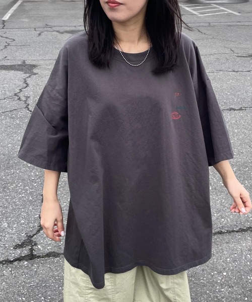 CRB(シーアールビー)の「キャットバックプリントビッグTシャツ(Tシャツ/カットソー・レディース・チャコール/オフホワイト/ベージュ・F)」の18枚目の写真