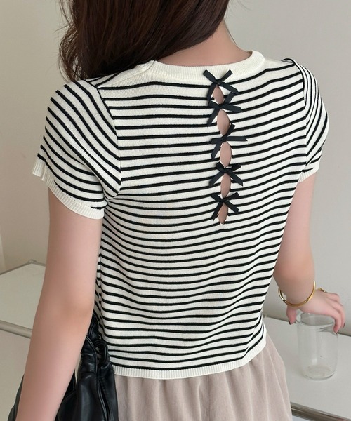 DAY CLOSET(デイ クローゼット)の「【360度可愛いバックリボン】半袖 刺繍リボン バックカットアウト Tシャツ レディース(Tシャツ/カットソー・レディース・アイボリー/ブラック/ホワイト×ブラック・FREE)」の2枚目の写真
