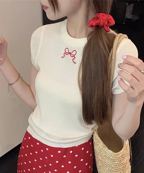 DAY CLOSET(デイ クローゼット)の「【360度可愛いバックリボン】半袖 刺繍リボン バックカットアウト Tシャツ レディース(Tシャツ/カットソー・レディース・アイボリー/ブラック/ホワイト×ブラック・FREE)」の5枚目の写真