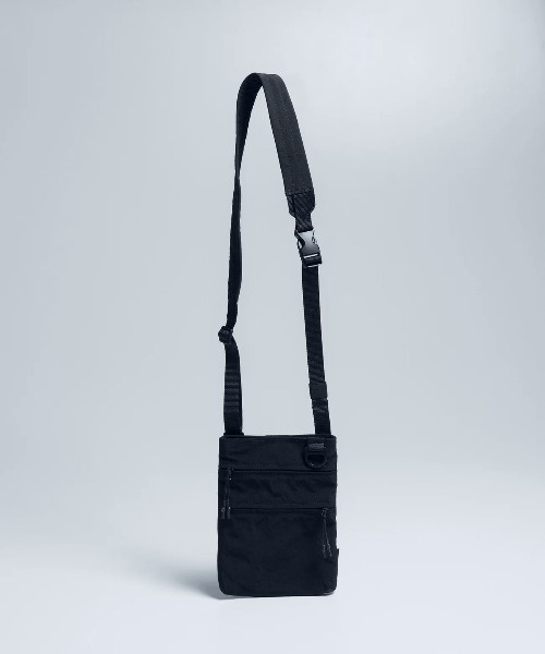+phenix(プラスフェニックス)の「【+phenix / プラスフェニックス】UTILITY SACOCHE CORDURAファブリック使用 ミニサコッシュ(ショルダーバッグ・メンズ・ブラック・FREE)」の1枚目の写真