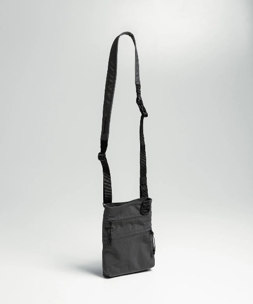 +phenix(プラスフェニックス)の「【+phenix / プラスフェニックス】UTILITY SACOCHE CORDURAファブリック使用 ミニサコッシュ(ショルダーバッグ・メンズ・ブラック・FREE)」の4枚目の写真