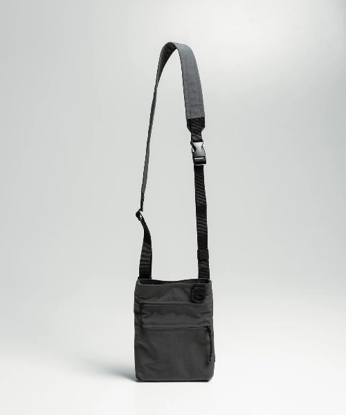 +phenix(プラスフェニックス)の「【+phenix / プラスフェニックス】UTILITY SACOCHE CORDURAファブリック使用 ミニサコッシュ(ショルダーバッグ・メンズ・ブラック・FREE)」の5枚目の写真