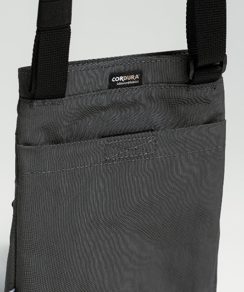 +phenix(プラスフェニックス)の「【+phenix / プラスフェニックス】UTILITY SACOCHE CORDURAファブリック使用 ミニサコッシュ(ショルダーバッグ・メンズ・ブラック・FREE)」の10枚目の写真