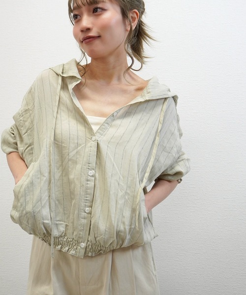 gossara(ゴサラ)の「【売れ筋アイテム】フード付ストライプシアーシャツ(シャツ/ブラウス・レディース・ベージュ/アイボリー・FREE)」の2枚目の写真
