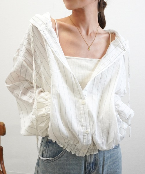 gossara(ゴサラ)の「【売れ筋アイテム】フード付ストライプシアーシャツ(シャツ/ブラウス・レディース・ベージュ/アイボリー・FREE)」の1枚目の写真