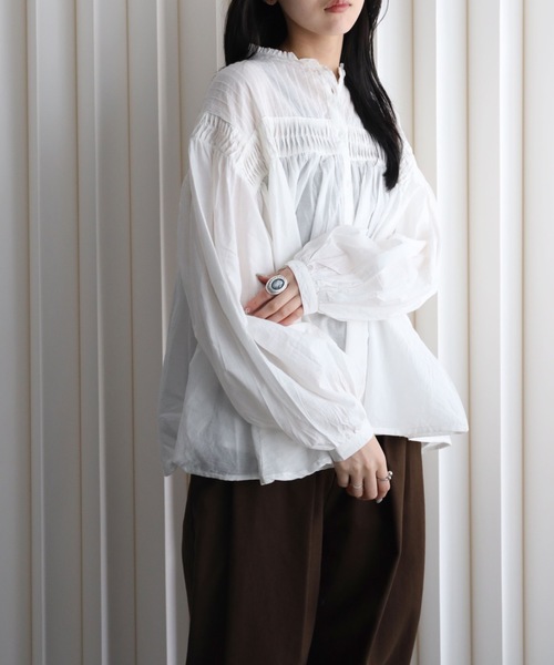 YENNA(イェンナ)の「インド綿エアリーボリュームスリーブタックデザインシアーブラウス(シャツ/ブラウス・レディース・スミクロ/ホワイト・FREE)」の6枚目の写真