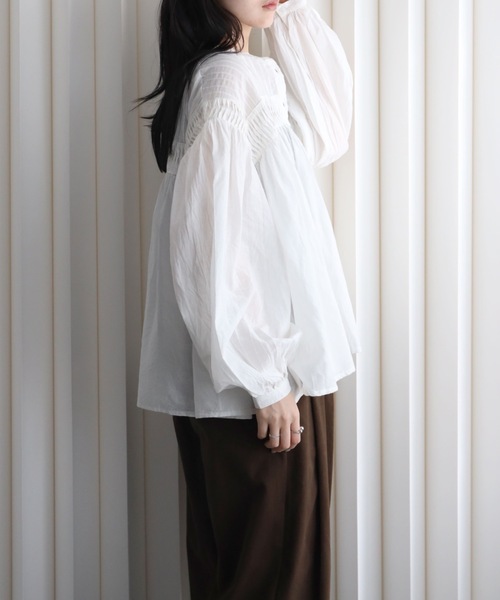 YENNA(イェンナ)の「インド綿エアリーボリュームスリーブタックデザインシアーブラウス(シャツ/ブラウス・レディース・スミクロ/ホワイト・FREE)」の11枚目の写真