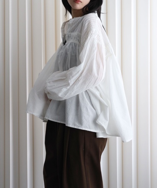 YENNA(イェンナ)の「インド綿エアリーボリュームスリーブタックデザインシアーブラウス(シャツ/ブラウス・レディース・スミクロ/ホワイト・FREE)」の13枚目の写真