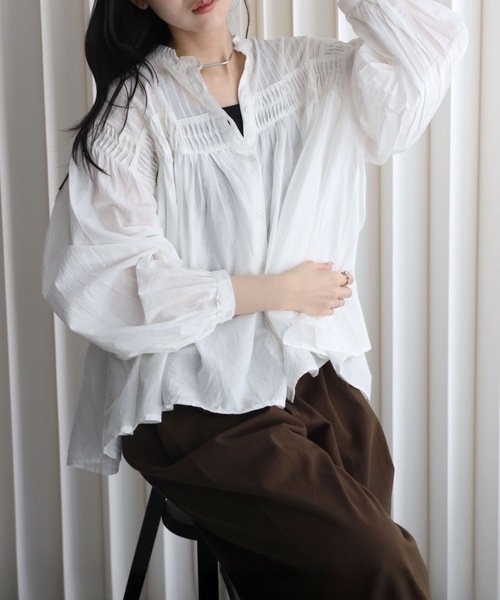 YENNA(イェンナ)の「インド綿エアリーボリュームスリーブタックデザインシアーブラウス(シャツ/ブラウス・レディース・スミクロ/ホワイト・FREE)」の4枚目の写真
