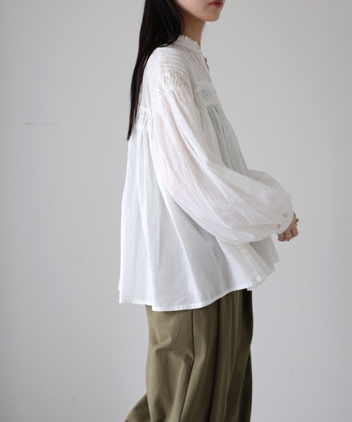 YENNA(イェンナ)の「インド綿エアリーボリュームスリーブタックデザインシアーブラウス(シャツ/ブラウス・レディース・スミクロ/ホワイト・FREE)」の9枚目の写真