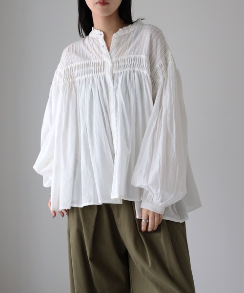YENNA(イェンナ)の「インド綿エアリーボリュームスリーブタックデザインシアーブラウス(シャツ/ブラウス・レディース・スミクロ/ホワイト・FREE)」の6枚目の写真