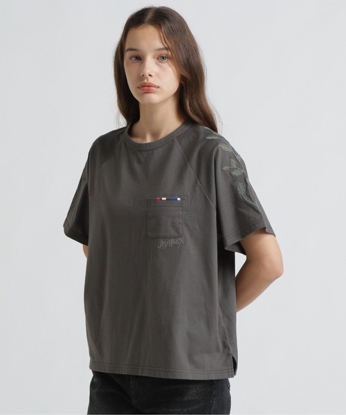 AVIREX(アヴィレックス)の「《直営店限定》HAND STITCHED STYLE T-SHIRT(Tシャツ/カットソー・レディース・オフホワイト/チャコールグレー・F)」の2枚目の写真